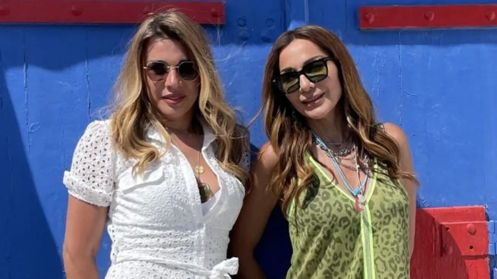 Η Δέσποινα με την Έρρικα Πρεζεράκου στη Μήλο